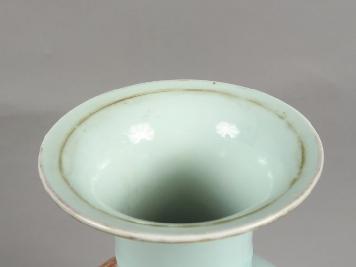 Vase balustre en porcelaine blanche, à décor émaillé corail de paysage