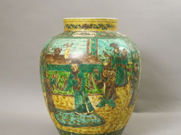 Vase en porcelaine et émaux, à décor dans le style de la famille verte