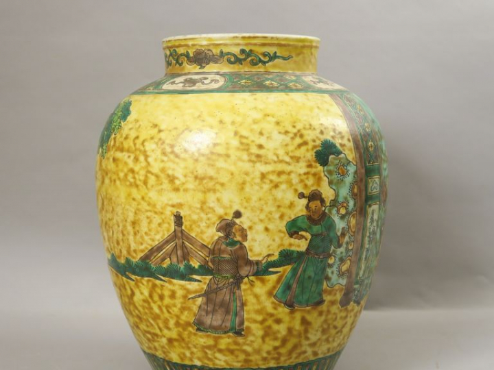 Vase en porcelaine et émaux, à décor dans le style de la famille verte