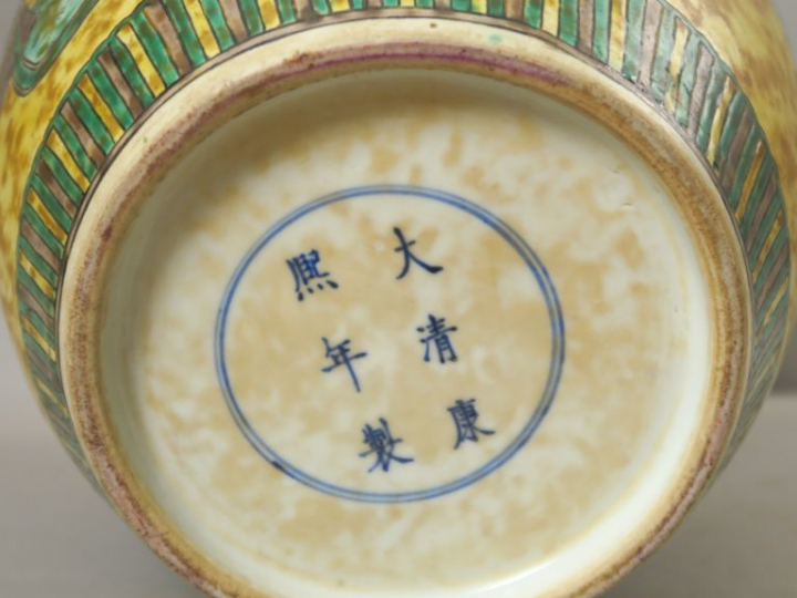 Vase en porcelaine et émaux, à décor dans le style de la famille verte