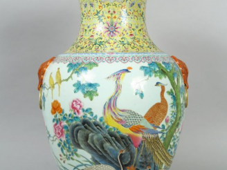 Vente aux enchères Grand vase de forme Hu en porcelaine et émaux de la famille rose, à dé