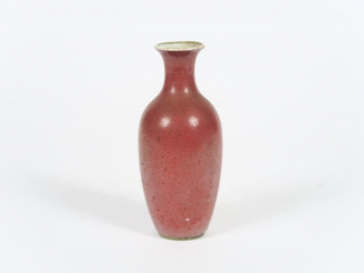 Vente aux enchères Vase de forme balustre en porcelaine émaillée peau de pêche, porte la 