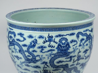 Vente aux enchères Importante vasque à poisson en porcelaine, à décor émaillé en bleu sou