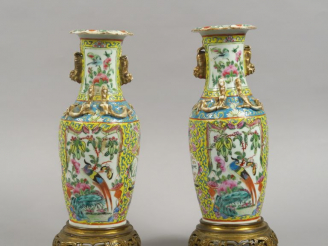 Vente aux enchères Paire de vases en porcelaine de Canton, monture en bronze doré. Chine,