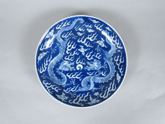 Vente aux enchères Coupe en porcelaine blanche, à décor bleu sous couverte de deux dragon