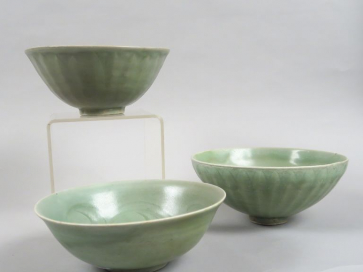Trois coupes en porcelaine céladon.  Chine, vers 1900.  Diam. 20 et 21