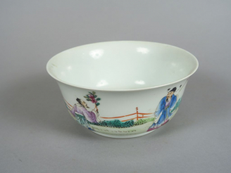 Vente aux enchères Coupe en porcelaine et émaux de la famille rose, représentant des immo