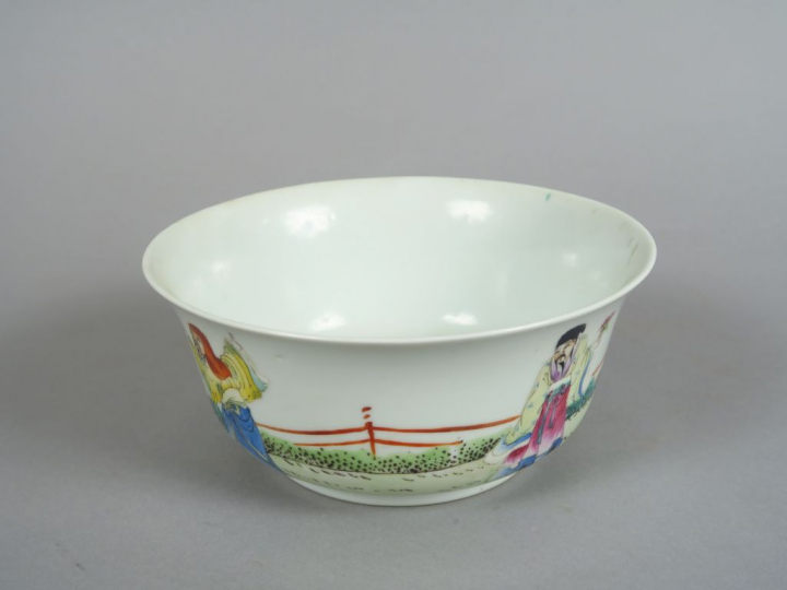 Coupe en porcelaine et émaux de la famille rose, représentant des immo