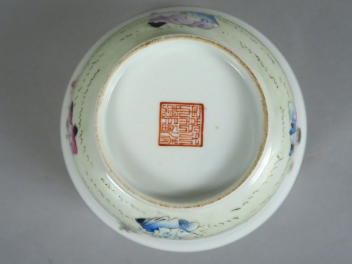 Coupe en porcelaine et émaux de la famille rose, représentant des immo