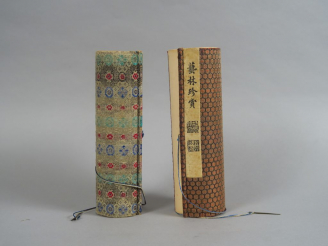 Vente aux enchères Deux rouleaux encre et couleurs sur papier, décor de fleurs et végétau