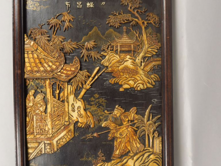 Panneau en bois, à décor incrusté en os représentant un paysage lacust