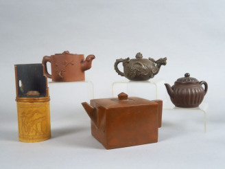 Vente aux enchères Quatre théières en yixing, à décor de dragons, de branchages fleuris, 