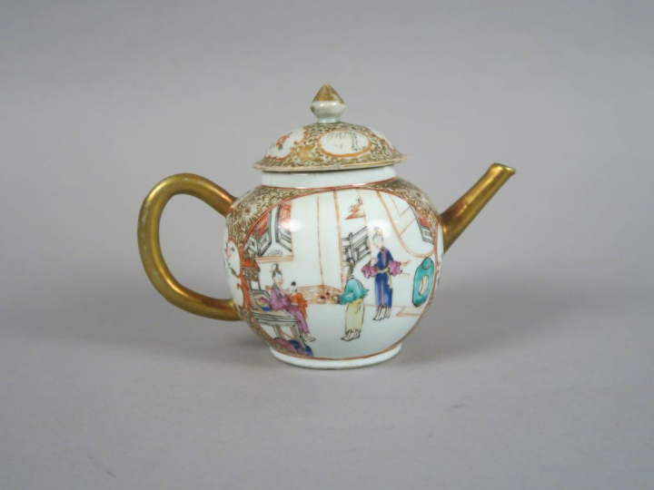 Théière en porcelaine, émaux de la famille rose et grisaille, à décor 