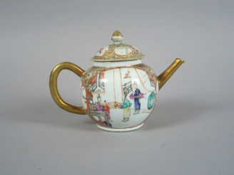 Vente aux enchères Théière en porcelaine, émaux de la famille rose et grisaille, à décor 