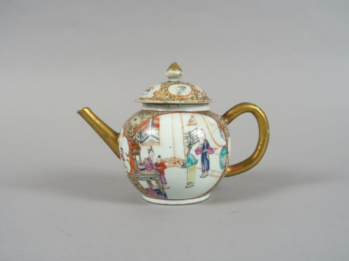 Théière en porcelaine, émaux de la famille rose et grisaille, à décor 