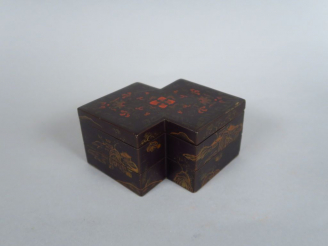 Vente aux enchères Coffret de forme octogonale ouvrant sur trois petites boites en laque 