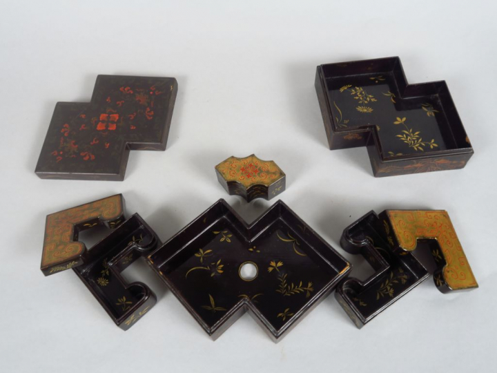 Coffret de forme octogonale ouvrant sur trois petites boites en laque 