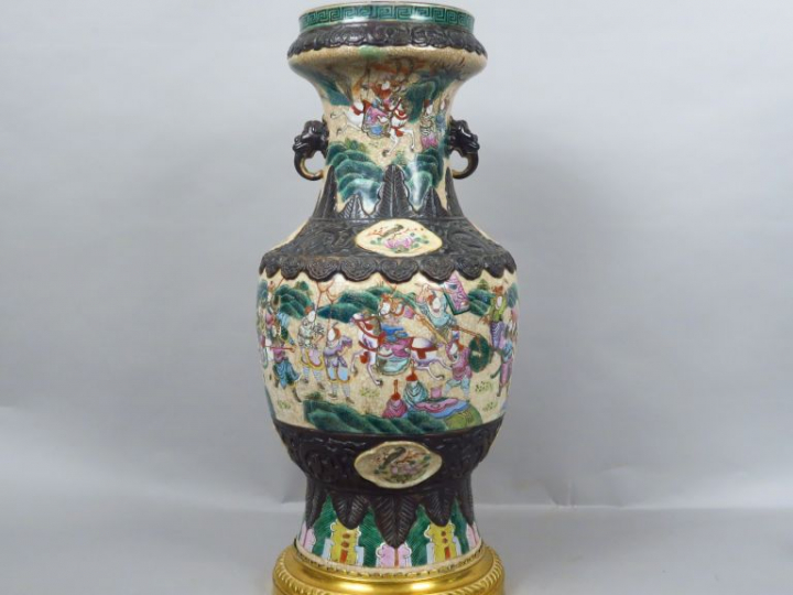 Vase balustre en grès de Nankin, à décor en émaux de la famille rose s