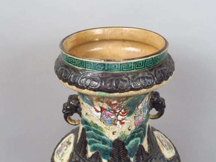 Vase balustre en grès de Nankin, à décor en émaux de la famille rose s