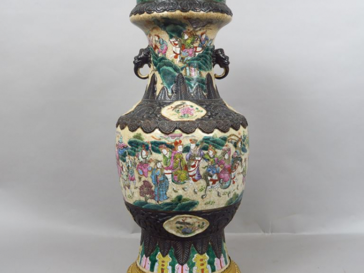 Vase balustre en grès de Nankin, à décor en émaux de la famille rose s