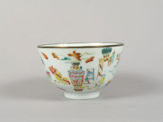Vente aux enchères Bol en porcelaine à décor aux émaux de la famille rose, cerclé de méta