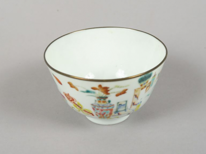 Bol en porcelaine à décor aux émaux de la famille rose, cerclé de méta