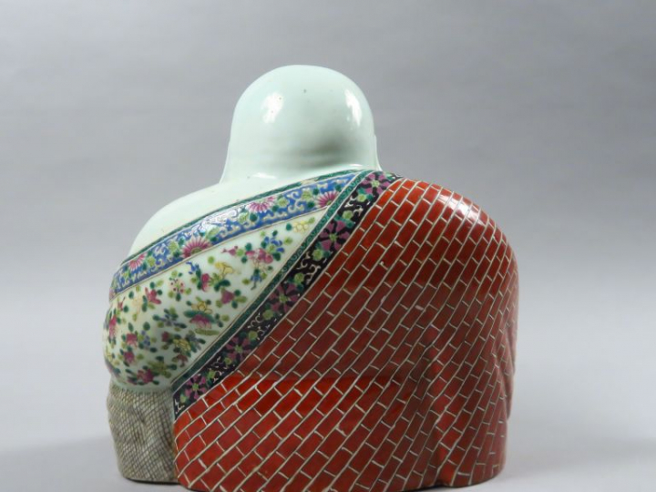 Bouddha assis sur un sac de richesse en porcelaine polychrome.  Chine.