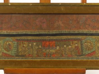 Vente aux enchères Deux panneaux de lin et soie brodés, à décor de personnages, de dignit