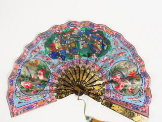 Vente aux enchères Eventail, à décor peint sur papier de scène de palais animée de person