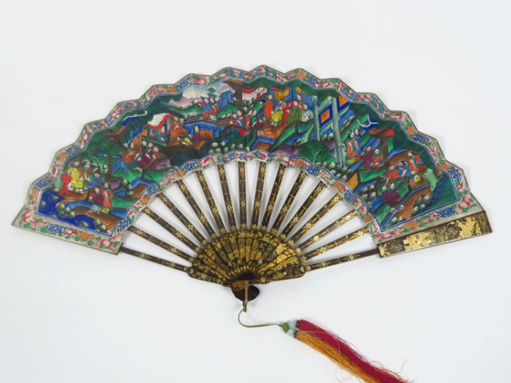 Eventail, à décor peint sur papier de scène de palais animée de person