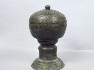 Vente aux enchères Coupe couverte sur piédouche, en étain de patine verte, à décor de mot