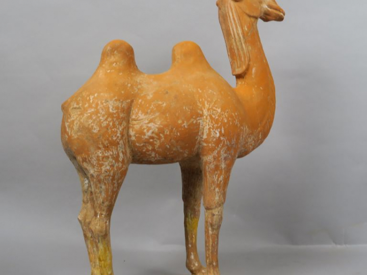 Chameau en terre-cuite rouge, debout sur une terrasse. Chine, dans le 