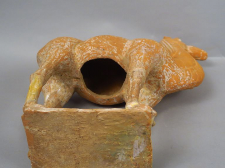 Chameau en terre-cuite rouge, debout sur une terrasse. Chine, dans le 