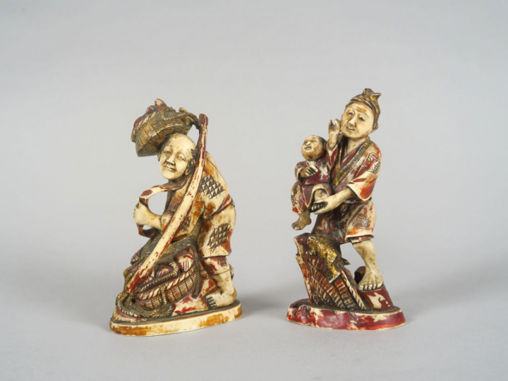 Deux okimonos en ivoire marin poolychrome représentant un paysan et so