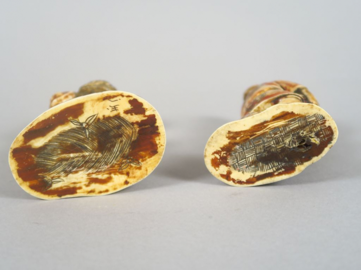 Deux okimonos en ivoire marin poolychrome représentant un paysan et so