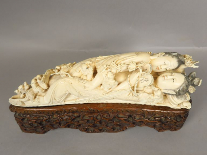Groupe en ivoire représentant deux femmes allongées sur une grande feu