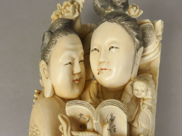 Groupe en ivoire représentant deux femmes allongées sur une grande feu