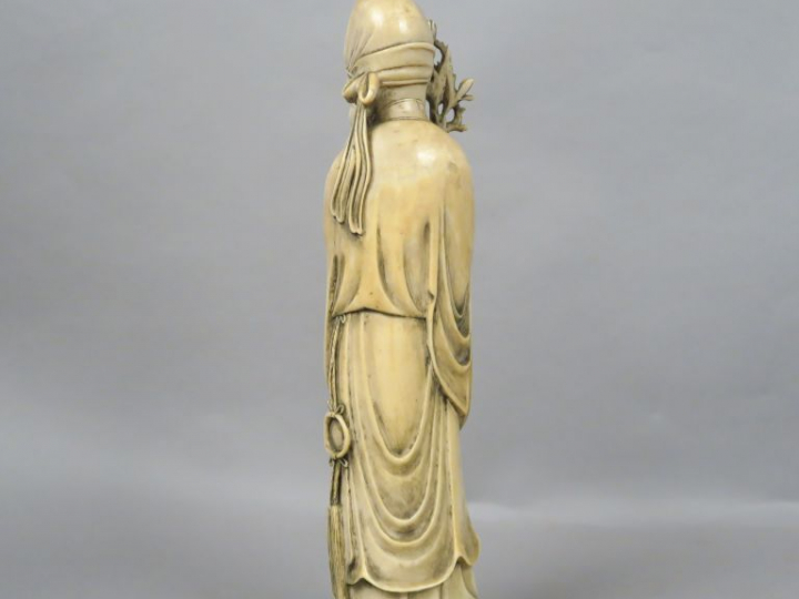 Sujet en ivoire représentant un sage tenant une branche de prunus en f