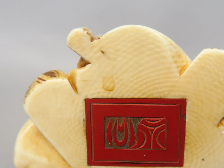 Okimono en ivoire représentant Jurojin tenant un rouleau et une pêche 