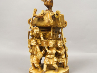 Vente aux enchères Important okimono en ivoire représentant une procession de personnages