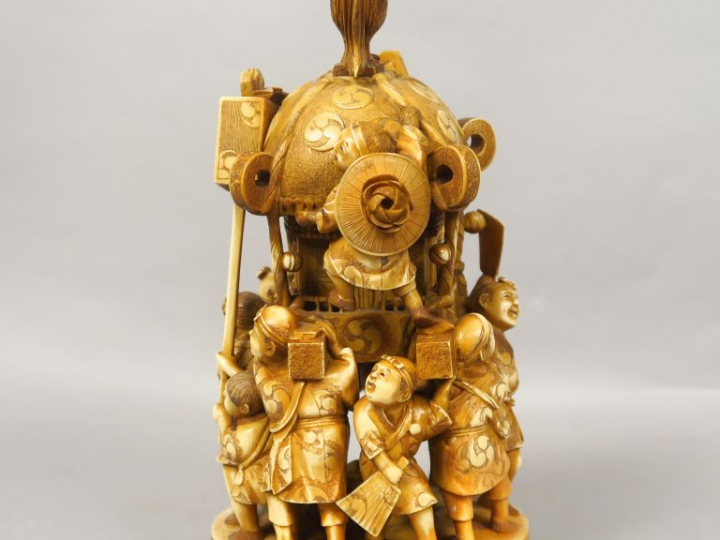 Important okimono en ivoire représentant une procession de personnages