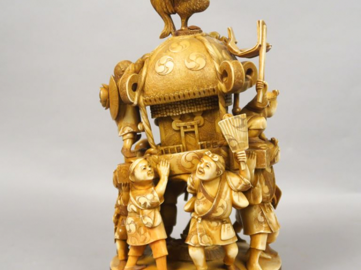 Important okimono en ivoire représentant une procession de personnages