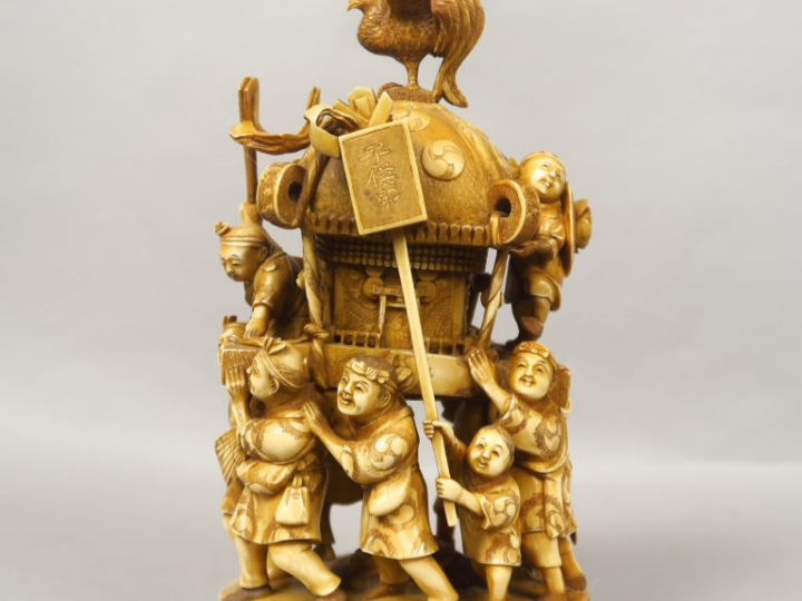 Important okimono en ivoire représentant une procession de personnages