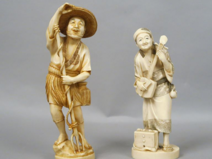 Deux okimonos en ivoire, l’un représentant un pêcheur avec harpon, l’a