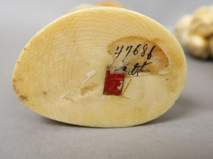 Deux okimonos en ivoire, l’un représentant un pêcheur avec harpon, l’a