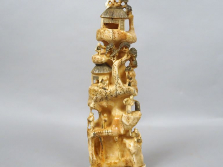 Okimono en ivoire marin représentant un pavillon au bout d’un sentier 