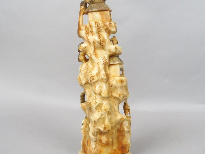 Okimono en ivoire marin représentant un pavillon au bout d’un sentier 