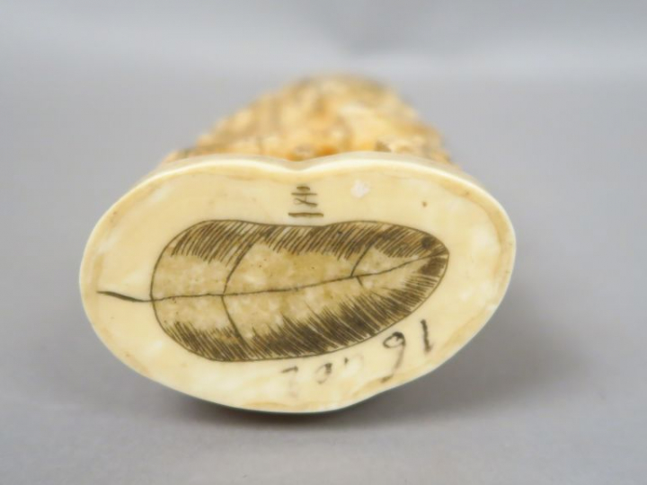 Okimono en ivoire marin représentant un pavillon au bout d’un sentier 