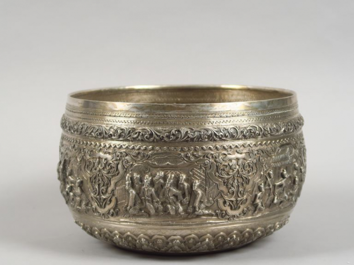 Coupe à offrandes birmane en argent repoussé, à décor de personnages. 