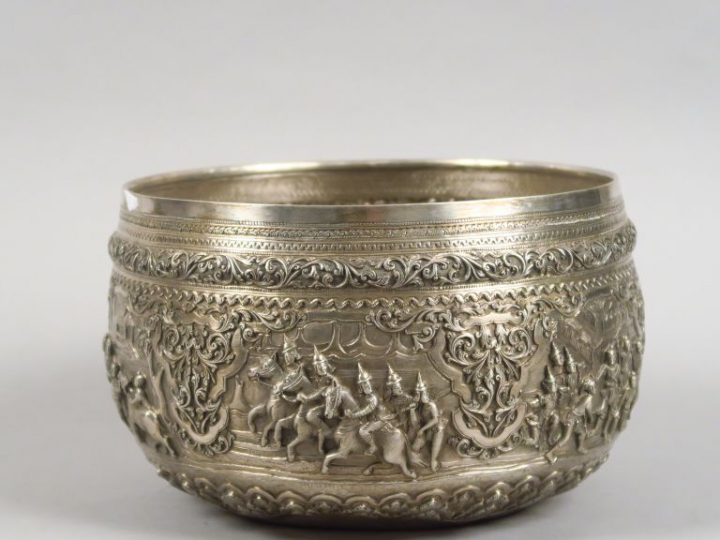 Coupe à offrandes birmane en argent repoussé, à décor de personnages. 
